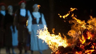 Centro Vasco: la Hoguera de San Juan se hizo en cada casa y se pidieron deseos