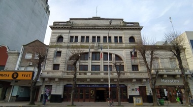 El Teatro París festejó los 90 con música y obras de arte