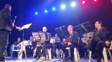 El Teatro París festejó los 90 con música y obras de arte
