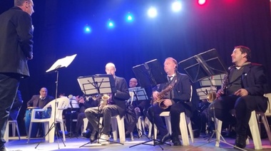 El Teatro París festejó los 90 con música y obras de arte