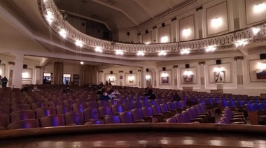 El Teatro París festejó los 90 con música y obras de arte