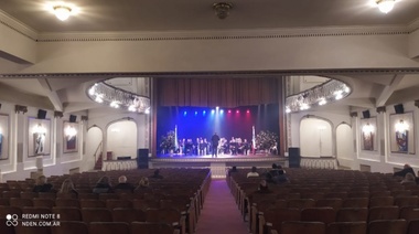 El Teatro París festejó los 90 con música y obras de arte