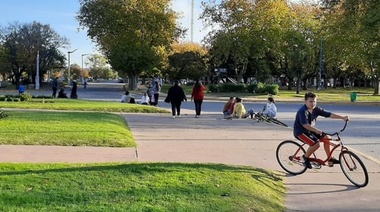 Juegos y disciplinas deportivas en la plaza Dardo Rocha y en Quequén