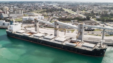 Puerto Quequén festeja el ingreso de un barco de 235 metros de eslora