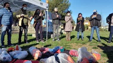 El Frente de Todos acompaño la entrega de kits deportivos del "Evita Deportes"