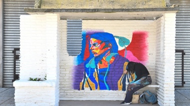 Una artista local comenzó a pintar las garitas de colectivos: "lo hago para que Quequén tenga más color"