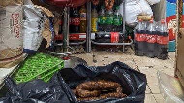Se decomisaron 28 kg de hamburguesas y chorizos en mal estado en comercios locales