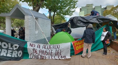 En Necochea los movimientos sociales también acampan frente a Desarrollo Social