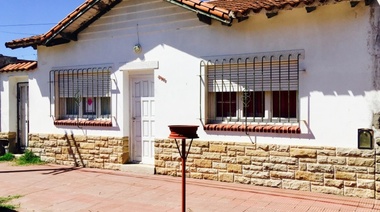 VENDO CASA A RECICLAR EN MUY BUENA ZONA DE NECOCHEA