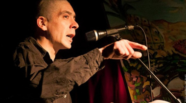 Entrevista a Arturo Serrano: “El poeta detrás de la puerta”