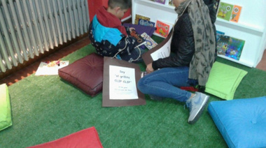 Socios de la Biblioteca local acudieron a leer y a pedir por la Sala Infantil