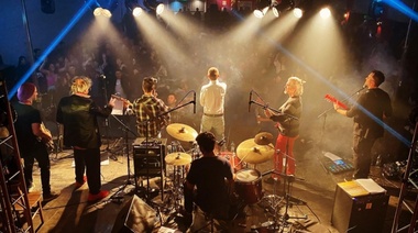 Misa Ricotera: Llega Rey Garufa y sus Timadores a una fiesta de rock prometedora