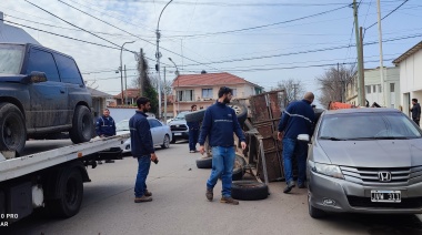 Manejaba sin papeles, evadió un control, se corrió con la policía y terminó volcando el carro que tiraba sobre autos estacionados