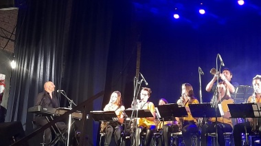 Video: El increible dúo local que bailó tango durante el concierto de la Senior Big Band del maestro Gesualdi
