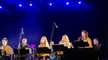 Video: El increible dúo local que bailó tango durante el concierto de la Senior Big Band del maestro Gesualdi