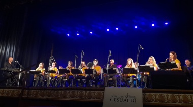 Video: El increible dúo local que bailó tango durante el concierto de la Senior Big Band del maestro Gesualdi