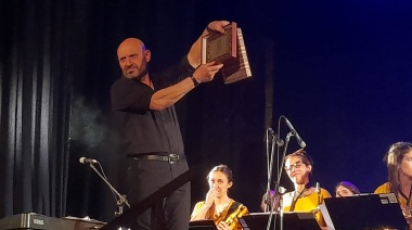Video: El increible dúo local que bailó tango durante el concierto de la Senior Big Band del maestro Gesualdi