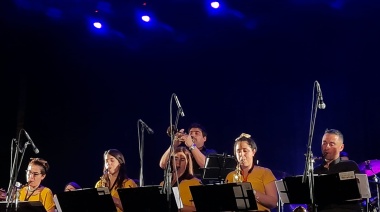 Video: El increible dúo local que bailó tango durante el concierto de la Senior Big Band del maestro Gesualdi