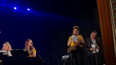 Video: El increible dúo local que bailó tango durante el concierto de la Senior Big Band del maestro Gesualdi