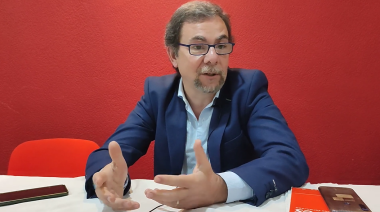 Periodista Rosemberg en Necochea: "La profesión está en transición: Paga más el efecto, la crítica rápida, que la investigación"