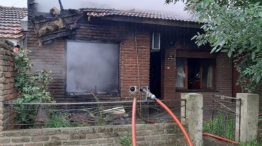 Incendio en Necochea: Bomberos rescataron a una mujer que quedó internada con el 70% del cuerpo quemado