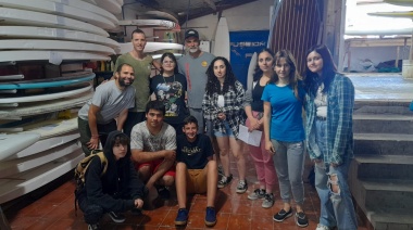 Surfear en la escuela: Estudiantes de la Técnica 3 aprenden el armado de tablas y las donan