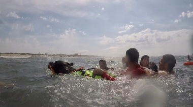 Truman: El perro guardavidas que aprende a rescatar bañistas en Necochea