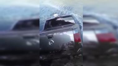 Una Amarok terminó dentro del río