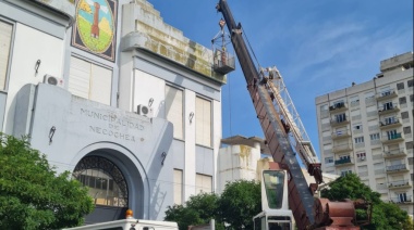 Hidro lavan el frente del Palacio Municipal