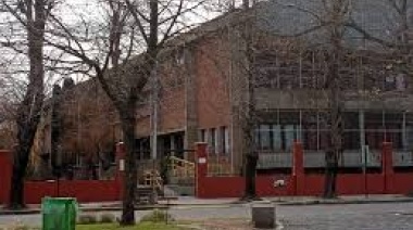Salvaje ataque a una docente en el ex colegio comercial