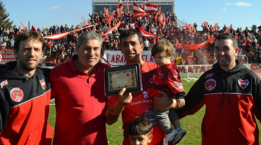 “Ferchu” Rodríguez y un merecido reconocimiento: fue condecorado como goleador histórico de Mataderos