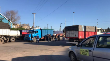 Bloqueo en el Puerto Quequén: “Están queriendo desaparecer el transporte, por eso estamos acá"