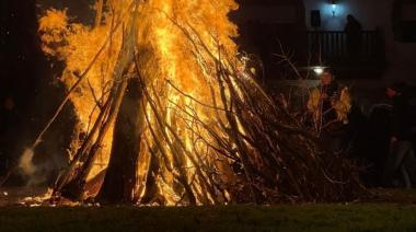 Ante mucho público, los vascos realizaron la hoguera de San Juan
