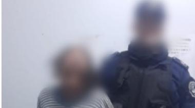 Le pegó con un palo a su pareja