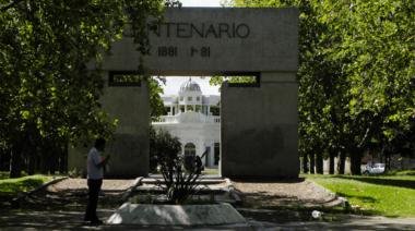 Día con condiciones climáticas cambiantes: De la mañana despejada a la noche con chaparrones