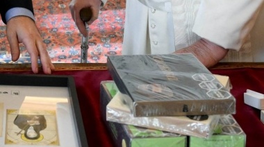Las fotos de Milei con el papa Francisco: Cambio de discurso, risas, abrazos y hasta alfajores Cachafaz