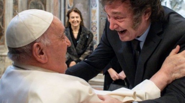 Las fotos de Milei con el papa Francisco: Cambio de discurso, risas, abrazos y hasta alfajores Cachafaz