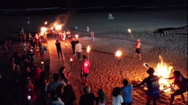 Emotivo ritual de las antorchas de los guardavidas de Necochea