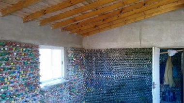 Conocé la asombrosa historia de Elina Monferrer y su casa de botellas en el Balneario Los Angeles