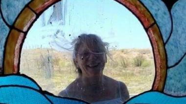 Conocé la asombrosa historia de Elina Monferrer y su casa de botellas en el Balneario Los Angeles