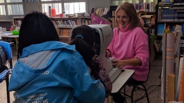 Posta provincial realiza controles gratuitos de presión y glucemia en la Plaza Dardo Rocha