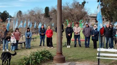 El Paseo de la Ribera se engalana de celeste y blanco en honor al Día de la Bandera