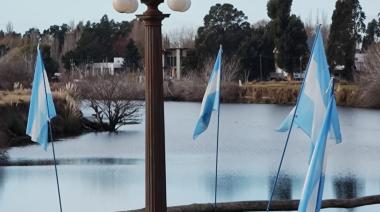 El Paseo de la Ribera se engalana de celeste y blanco en honor al Día de la Bandera