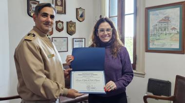 Jimena López recibe el "Diploma de la Amistad" en su visita a la Prefectura Quequén