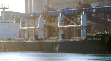 Puerto Quequén: Un barco panameño es retenido por un embargo debido a deudas de pilotaje