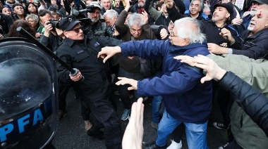 Desmedida represión policial contra jubilados: Gases y golpes durante la protesta