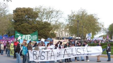 Masiva marcha en Necochea en defensa de la universidad y la educación pública