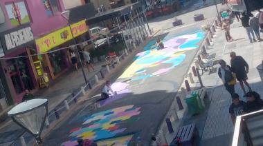 "Arte a tus pies": El mural de las ballenas que recorre los sueños infantiles en la Peatonal 83