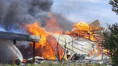Otro incendio afectó a Bahía de los Moros en Lobería: una vivienda arrasada y un intenso trabajo de Bomberos