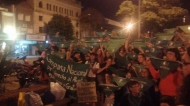 Otro día de debate por el aborto y un "pañuelazo" en la plaza local